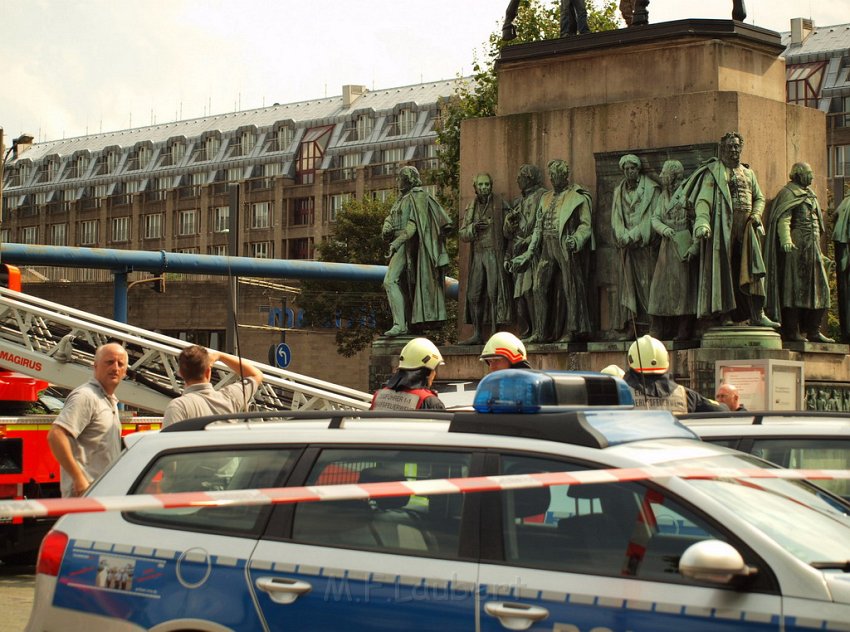 2 Denkmalkletterer hielten Feuerwehr und Polizei in Trapp Koeln Heumarkt P136.JPG